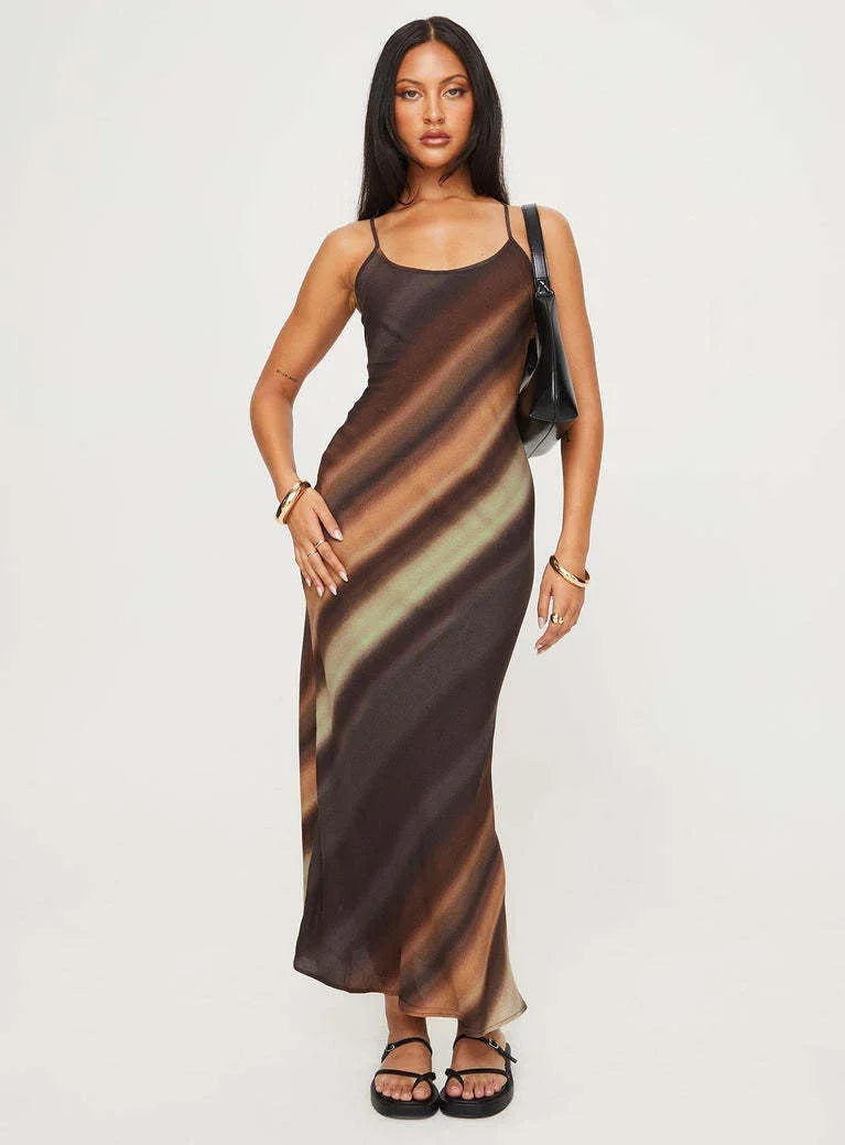 Robe longue femme en tissu fluide, bretelles fines, tons ombrés élégants, idéale pour une soirée.