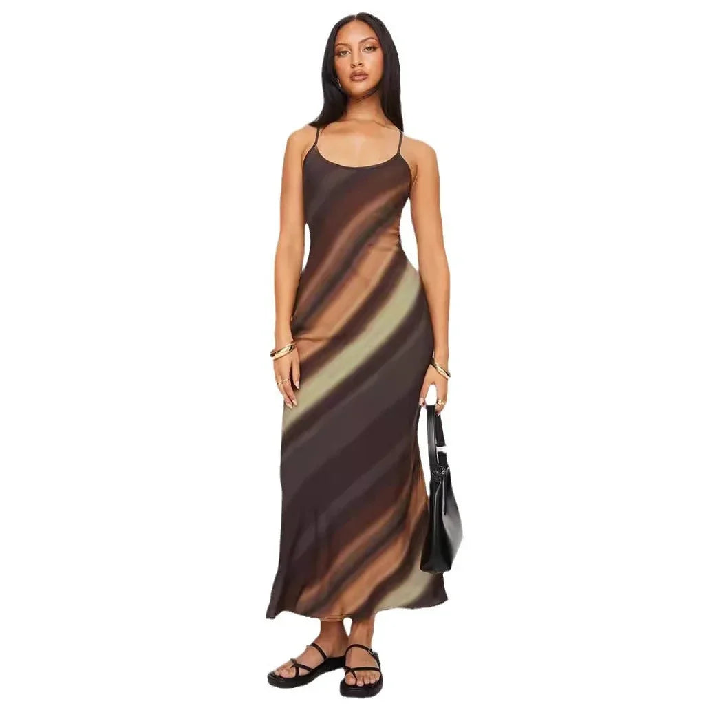 Robe longue femme en tissu fluide avec tons ombrés, bretelles fines et design élégant pour une soirée.