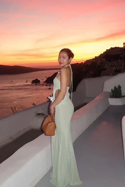 Robe maxi femme verte en coton, avec découpe papillon au niveau des épaules et un design fluide pour un look élégant.