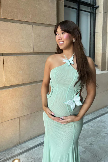 Robe maxi verte pour femme, en tissu léger, avec des découpes en forme de papillon et un design fluide et élégant.