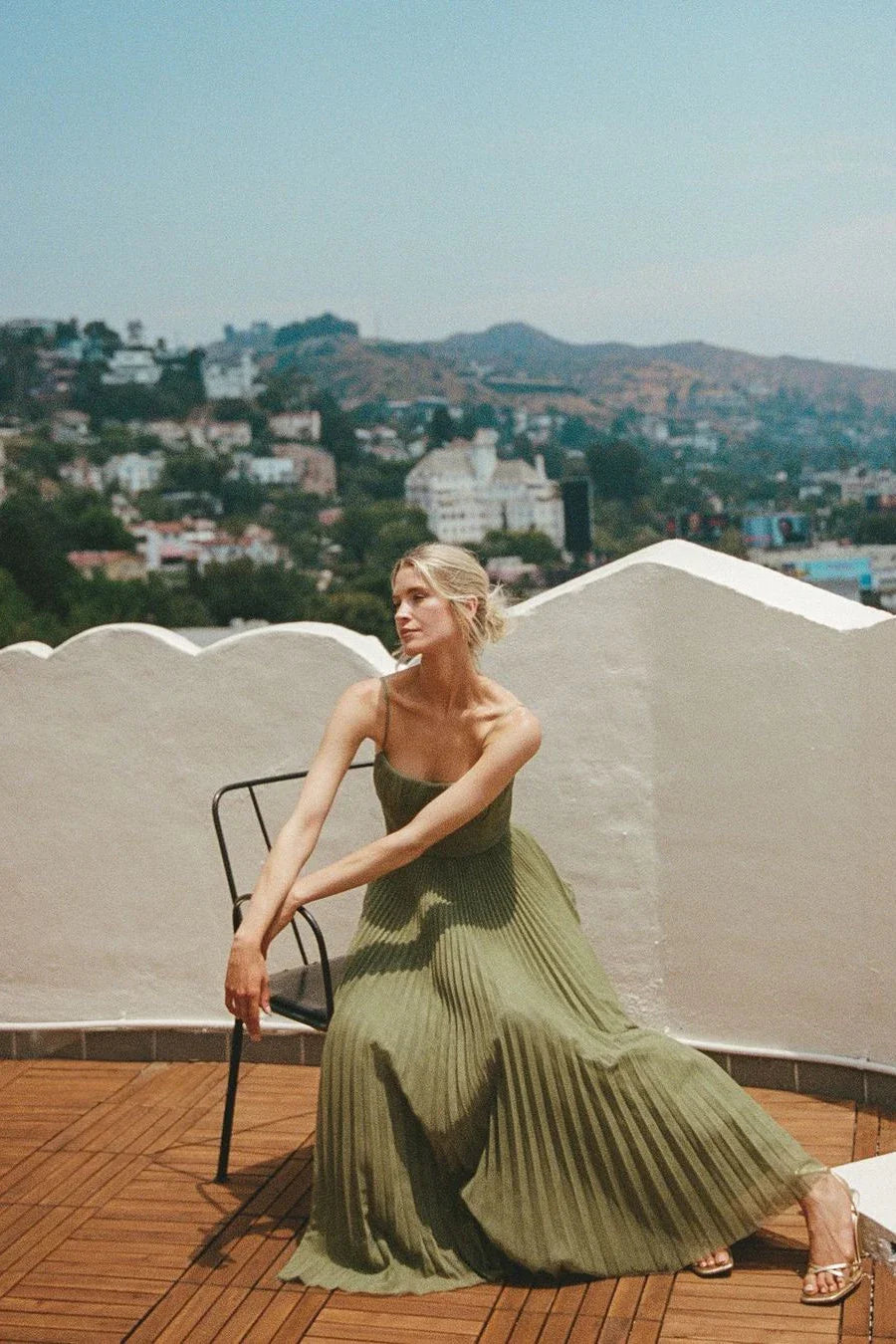 Robe maxi femme verte plissée en polyester avec design fluide, idéale pour un look décontracté et élégant au quotidien.