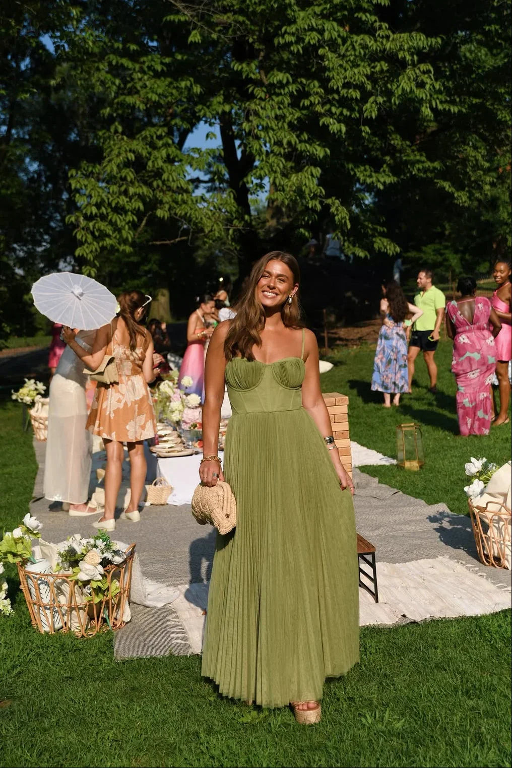 Robe maxi femme verte plissée en polyester, avec une coupe fluide et des détails de plis pour un look élégant.