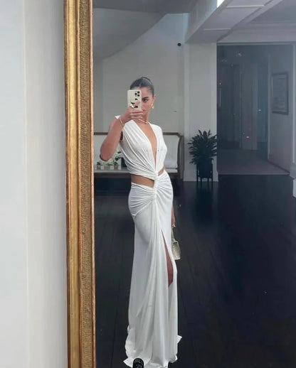 Robe longue fendue en tissu léger, col en V et découpes à taille haute pour un look moderne et élégant.