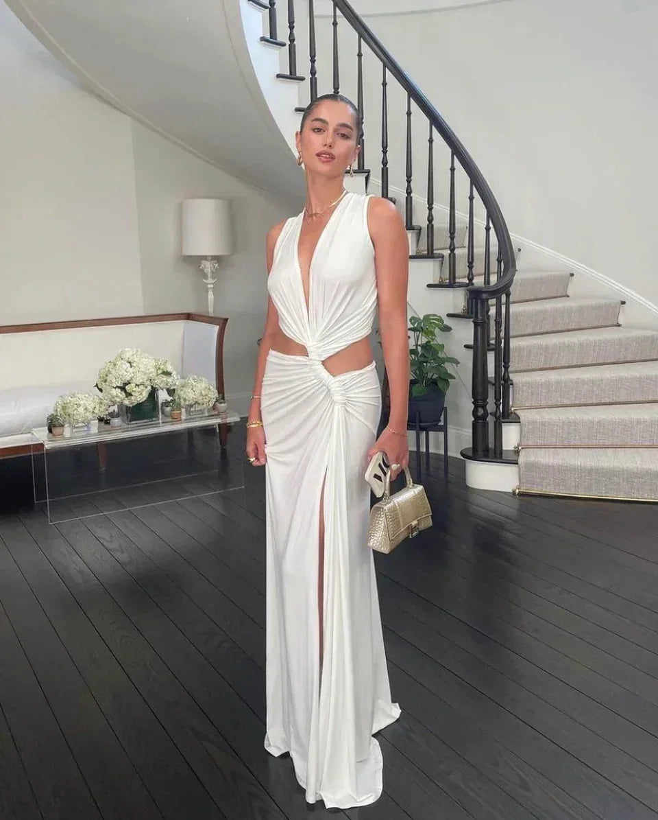 Robe longue fendue en tissu léger, col en V avec découpes à taille haute, parfaite pour un look élégant et décontracté.