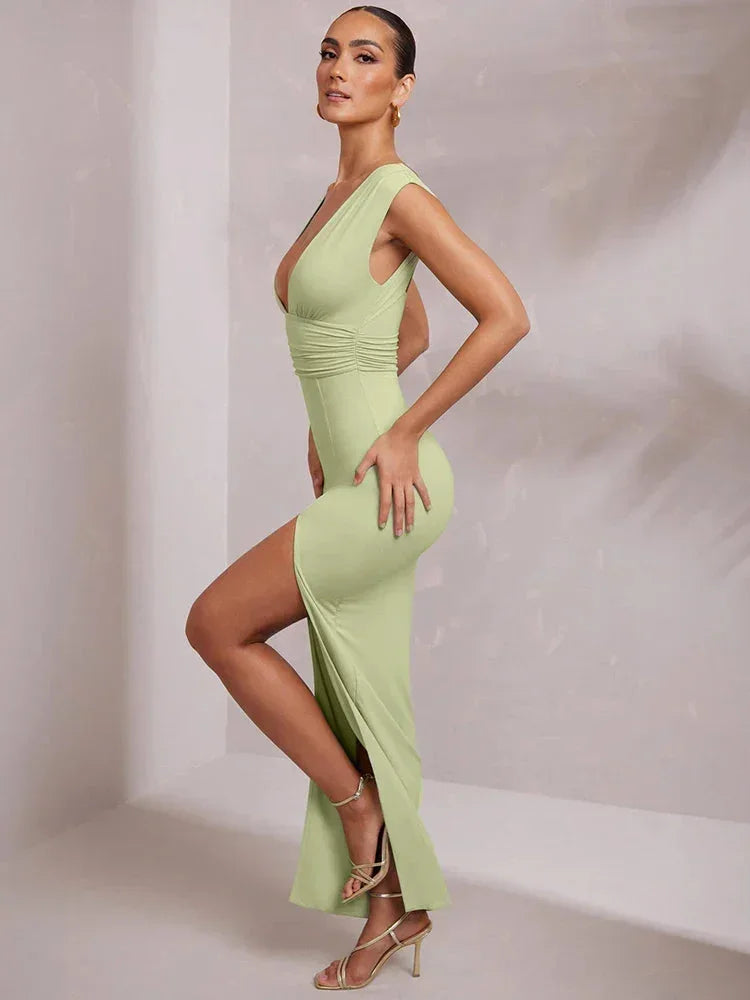 Robe longue fendue avec décolleté en V, fabriquée en tissu léger, idéale pour une silhouette fluide et élégante.