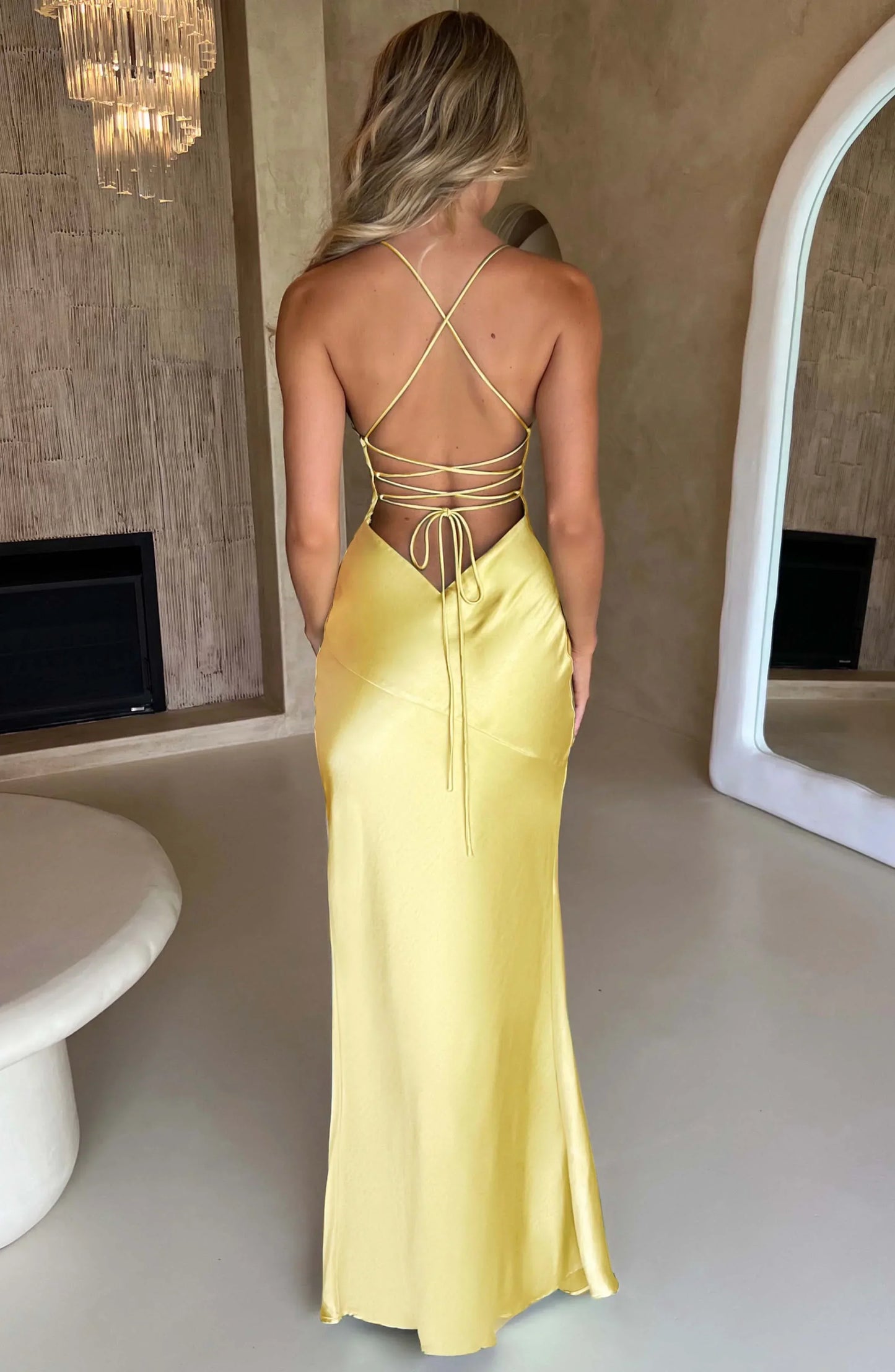 Robe longue en satin-look, col en V, fente sur le côté, bretelles fines, idéale pour une tenue élégante.
