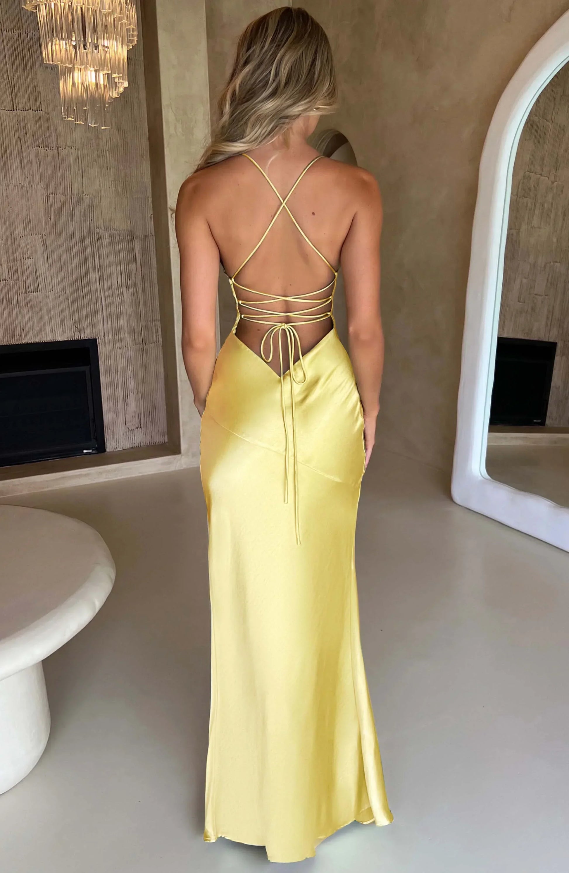 Robe longue en satin-look, col en V, fente sur le côté, bretelles fines, idéale pour une tenue élégante.