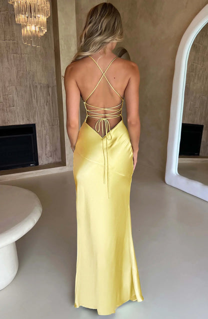 Robe longue en satin-look, col en V, fente sur le côté, bretelles fines, idéale pour une tenue élégante.