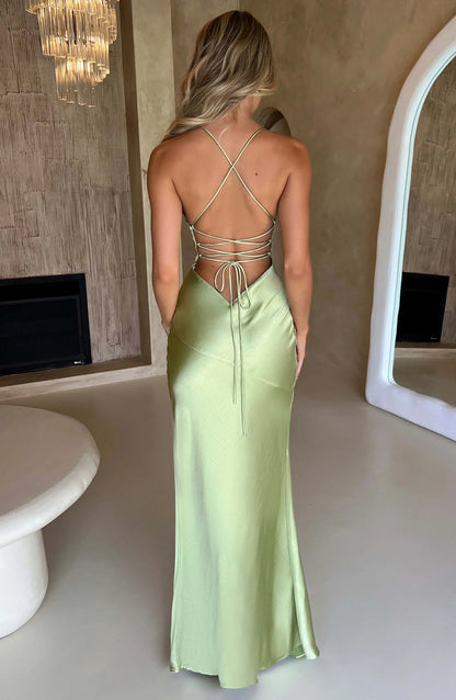 Robe longue fendue en satin-look, col en V, bretelles fines et coupe fluide pour un style élégant et décontracté.