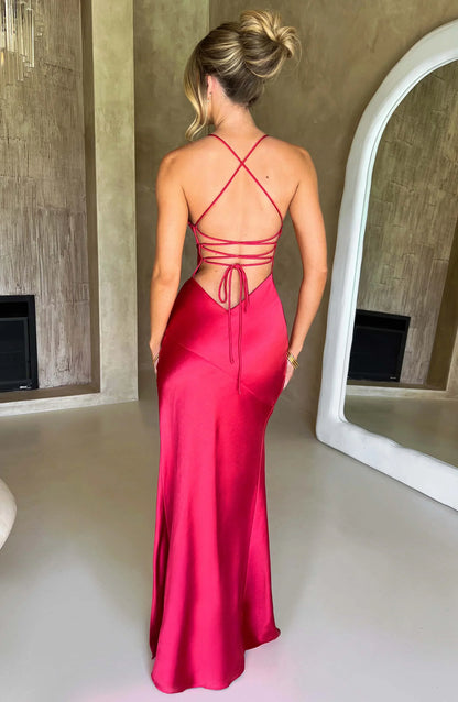 Robe longue en satin-look, fendue à la taille, col en V, avec bretelles fines pour un effet élégant et fluide.