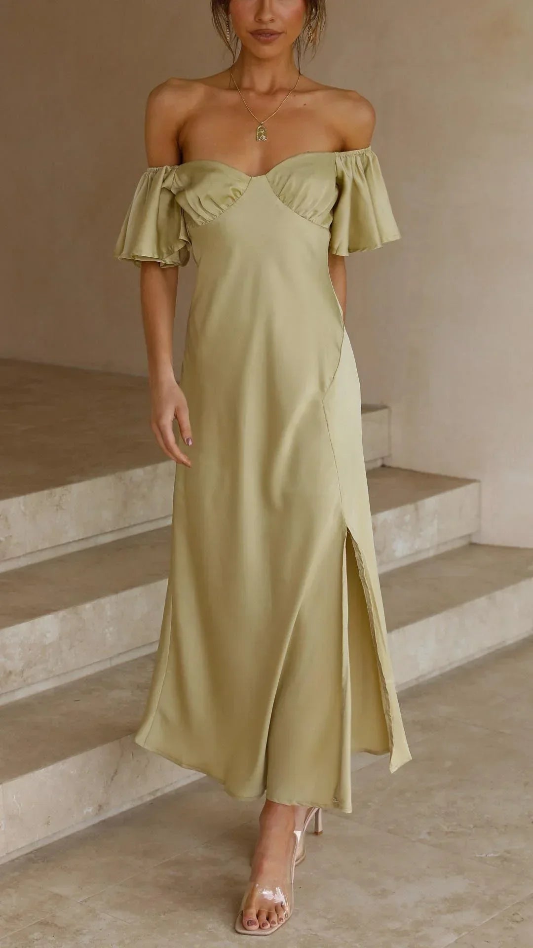 "Robe longue fluide fendue avec épaules dénudées, idéale pour soirées d'été, en tissu léger et confortable."