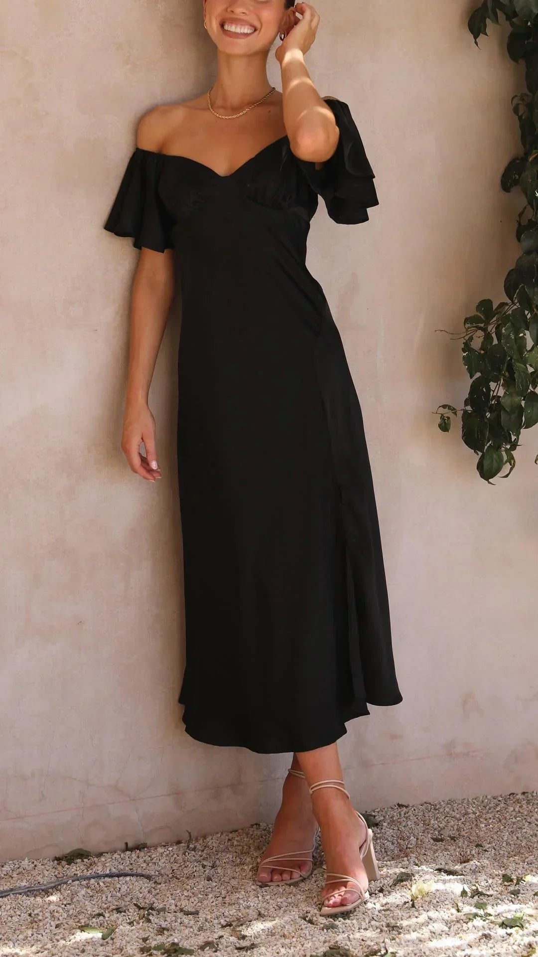 Robe longue fendue, épaule dénudée, en tissu fluide, idéale pour les soirées d'été, style élégant et confortable.