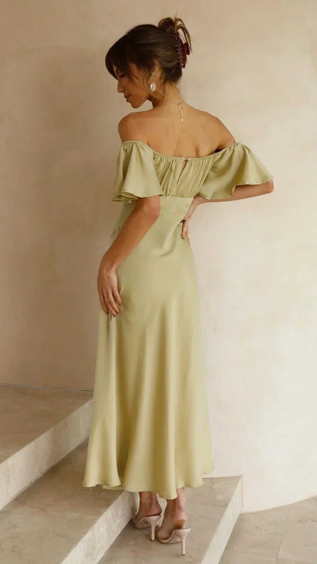 Robe longue fluide en tissu léger, épaule dénudée, fente élégante, idéale pour les soirées d'été.