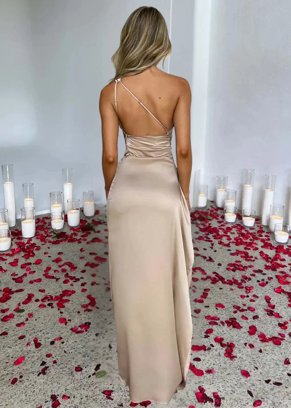 Robe maxi fendue à une épaule, en chiffon léger, avec une coupe asymétrique et un tissu fluide pour un confort optimal.