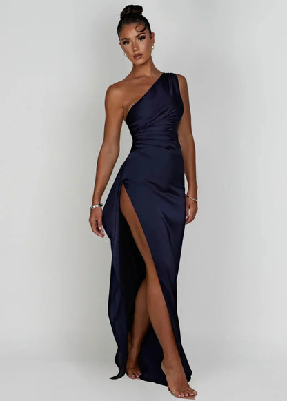 Robe maxi fendue à une épaule en tissu léger, bleu, avec une coupe moderne et une fente élégante sur le côté.