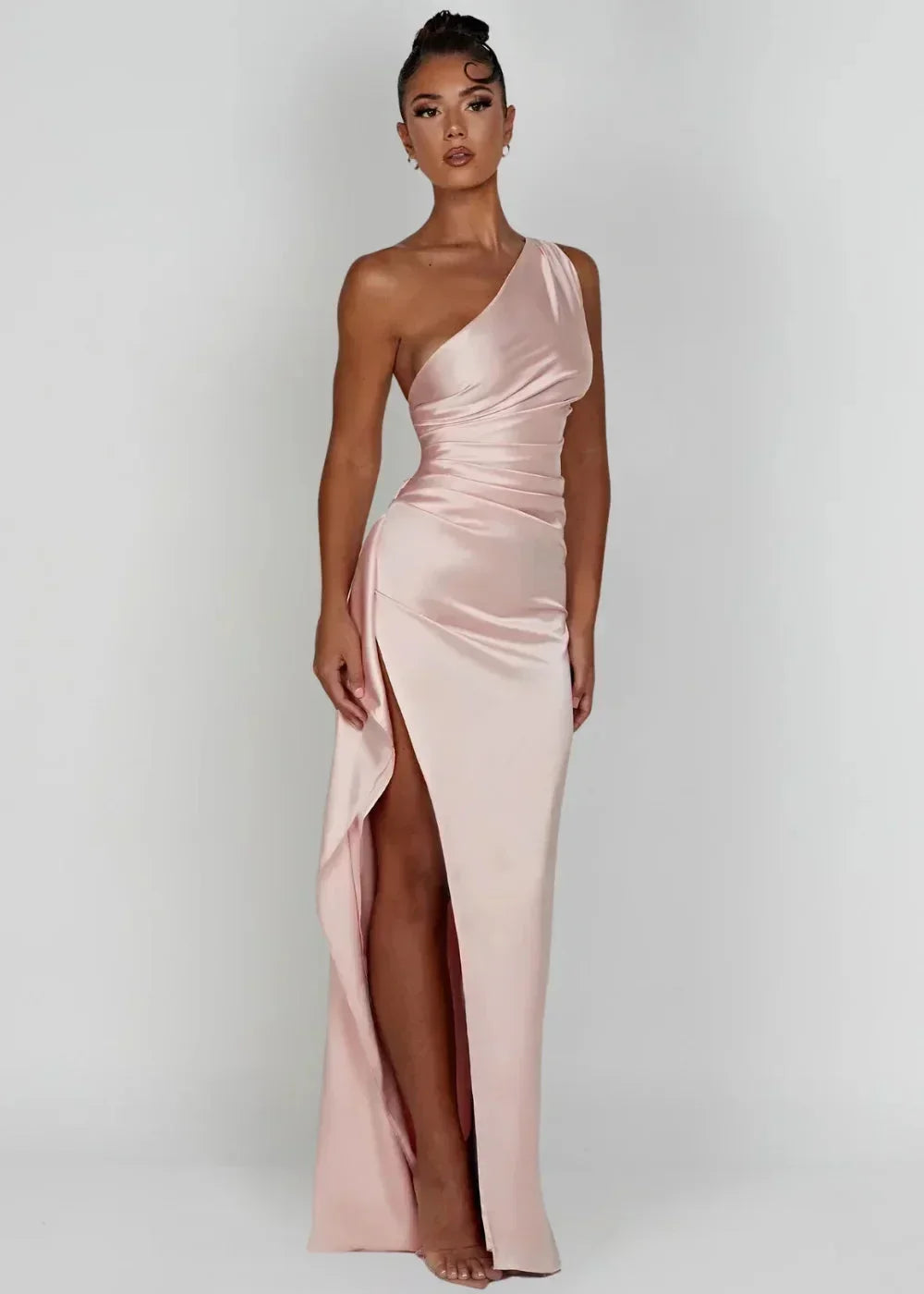 Robe maxi rose à une épaule, en tissu léger, avec une fente latérale élégante pour un look moderne et confortable.