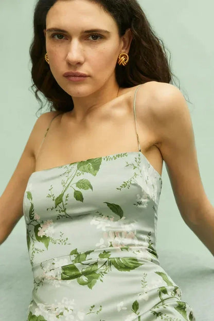 Robe longue fleurie en vert clair, avec bretelles fines et tissu léger parfait pour l'été, motif floral délicat.