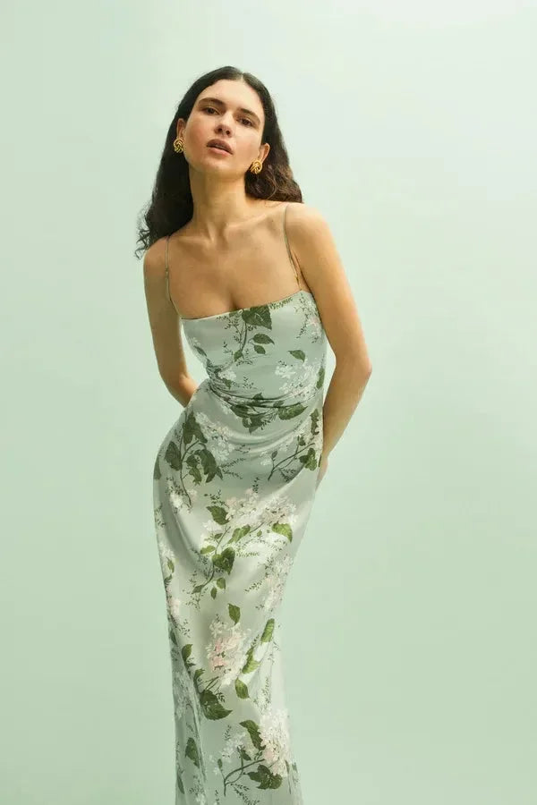 Robe longue fleurie légère en vert clair avec bretelles fines, idéale pour les journées d'été, en coton respirant.