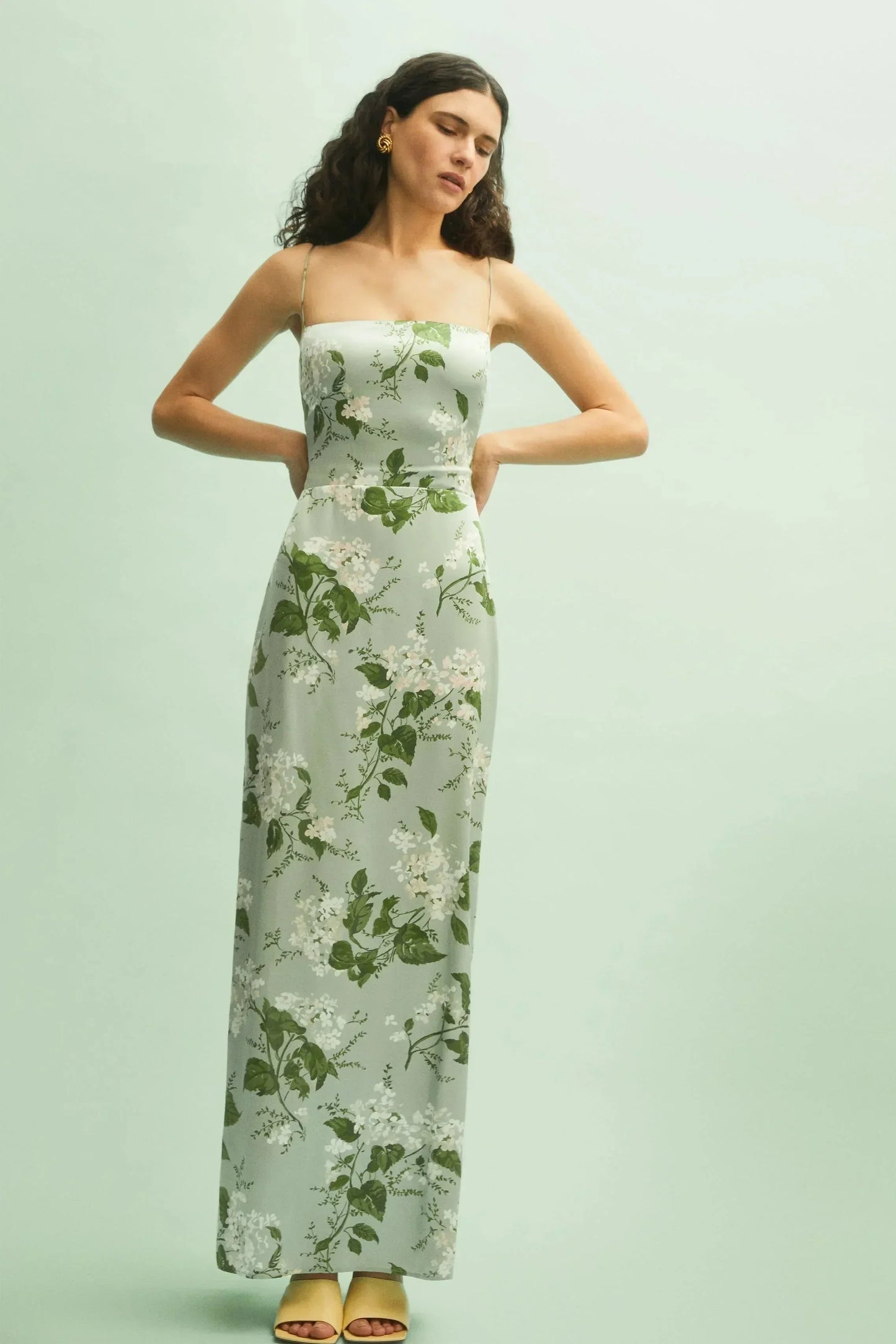 Robe longue fleurie à bretelles fines en vert clair, en tissu léger, idéale pour les journées d'été décontractées.