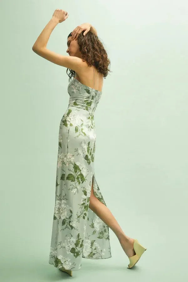 Robe longue fleurie à bretelles fines, en coton léger, motif floral sur fond vert clair, parfaite pour l'été.