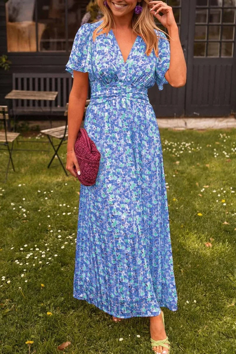 Robe longue fleurie à manches courtes, col en V, en tissu fluide idéal pour l'été, au design floral élégant.