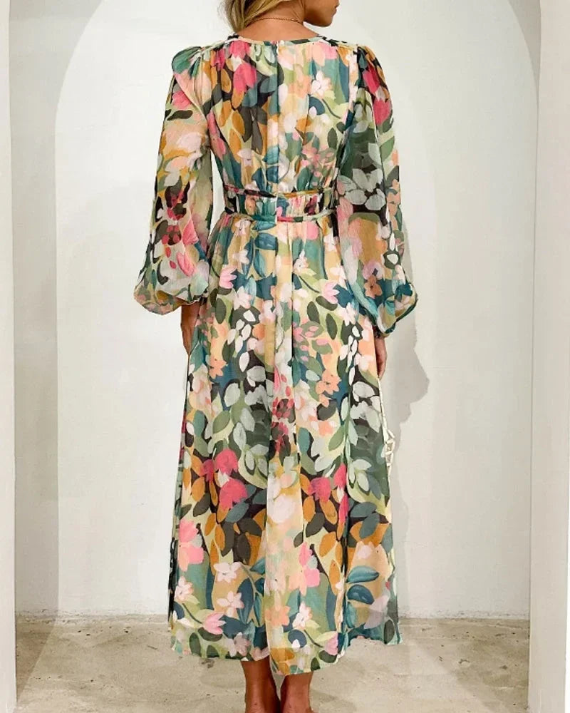 Robe longue fleurie pastel en tissu léger, coupe régulière, manches longues, col en V, idéale pour le printemps et l'été.
