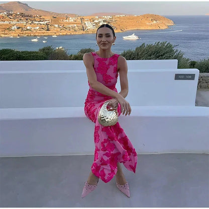 Robe longue fleurie rose sans manches en coton léger, parfaite pour des événements soirées avec un design élégant et fluide.