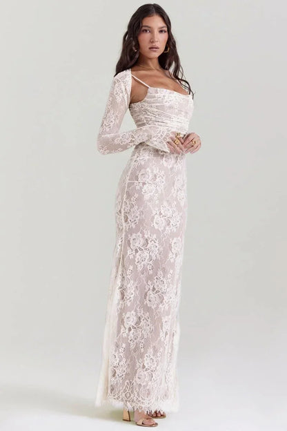 Robe longue à fleurs avec dentelle, manches longues et détails élégants aux épaules, idéale pour cérémonies et soirées.