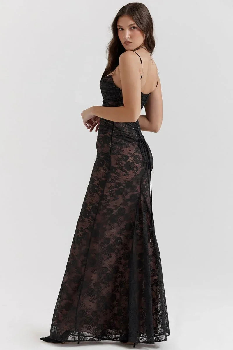 Robe longue à fleurs en dentelle avec manches longues et détails élégants aux épaules, idéale pour une cérémonie ou soirée.
