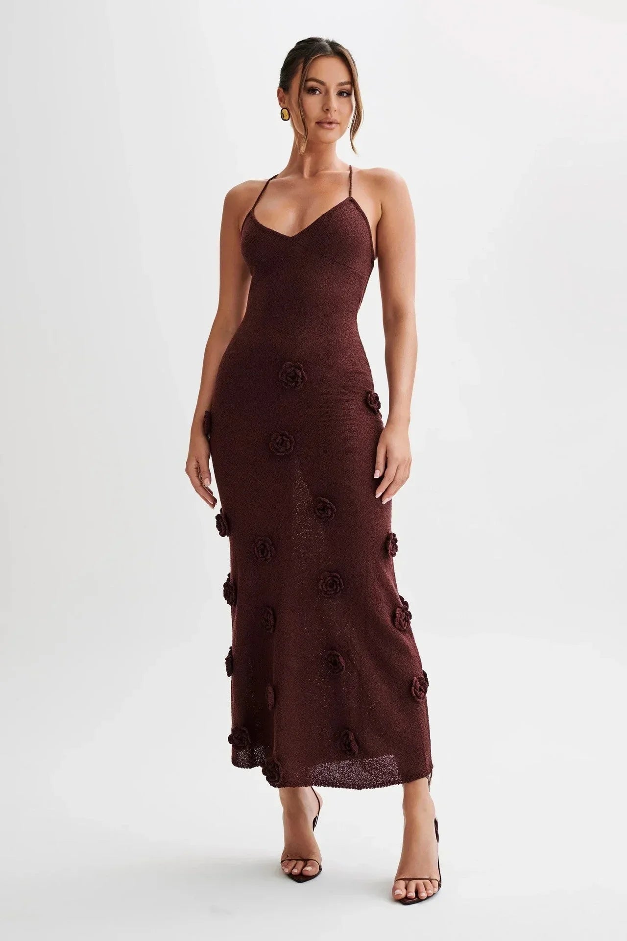 Robe longue à fleurs en dentelle scintillante, bretelles fines, idéale pour une soirée estivale élégante.