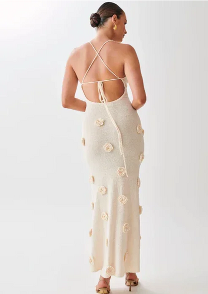 Robe longue à fleurs en dentelle scintillante, avec bretelles fines, idéale pour une soirée d'été, légère et élégante.