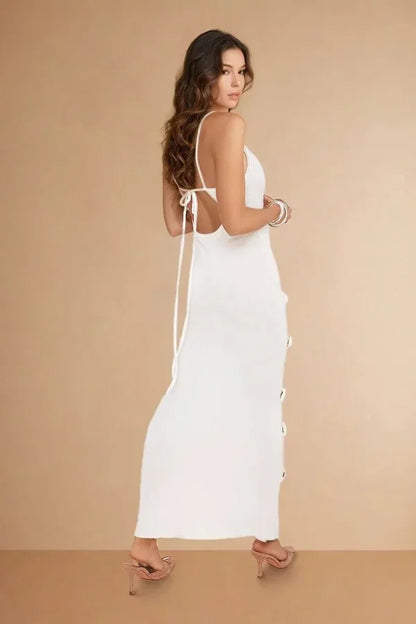 Robe longue florale à bretelles fines, coupe ajustée en tissu texturé, détails fleuris pour une allure élégante en soirée.