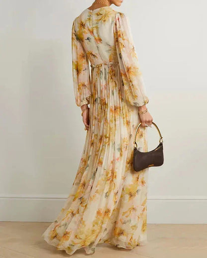 Robe longue florale à manches longues en tissu léger, col en V avec fente haute, idéale pour un look élégant et décontracté.
