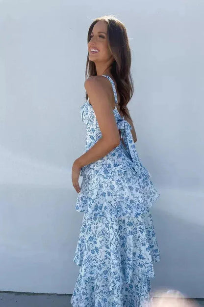 Robe longue florale à volants avec bretelles et nœud au dos, en tissu léger, idéale pour les journées ensoleillées.