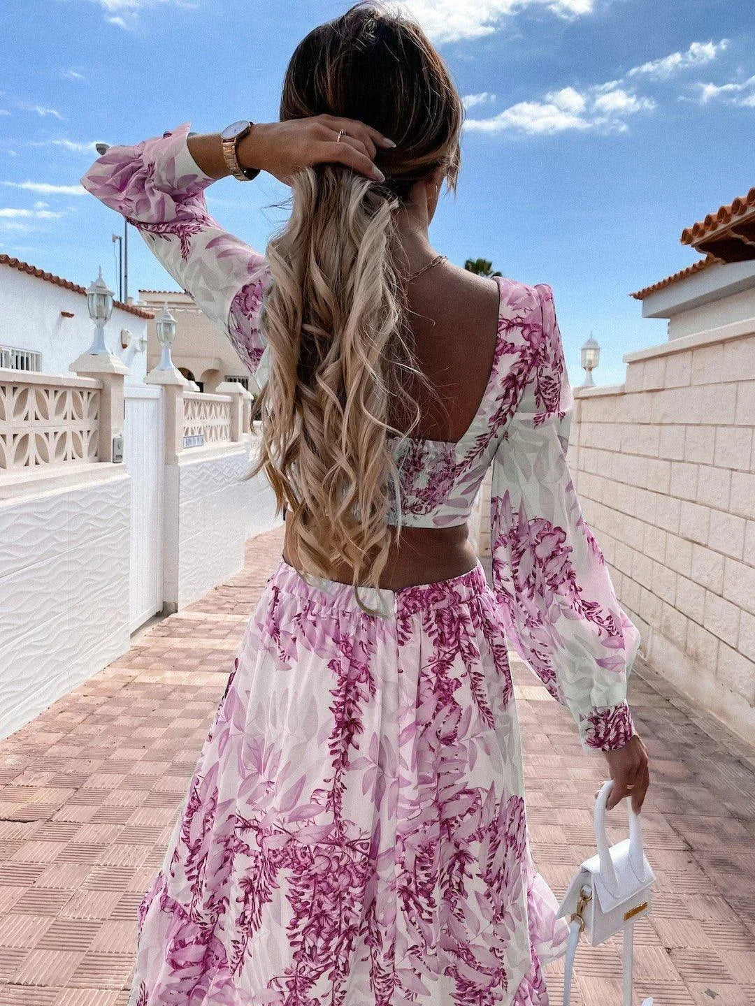 Robe longue fluide imprimée florale avec manches longues, col en V et découpe, idéale pour les occasions décontractées.