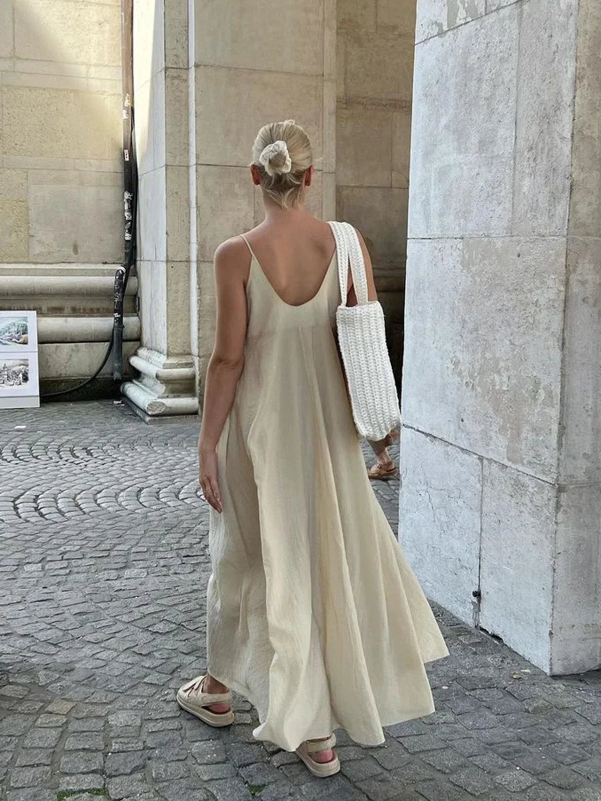 Robe longue fluide en viscose avec volants, col en V et jupe superposée, idéale pour un look décontracté d'été.