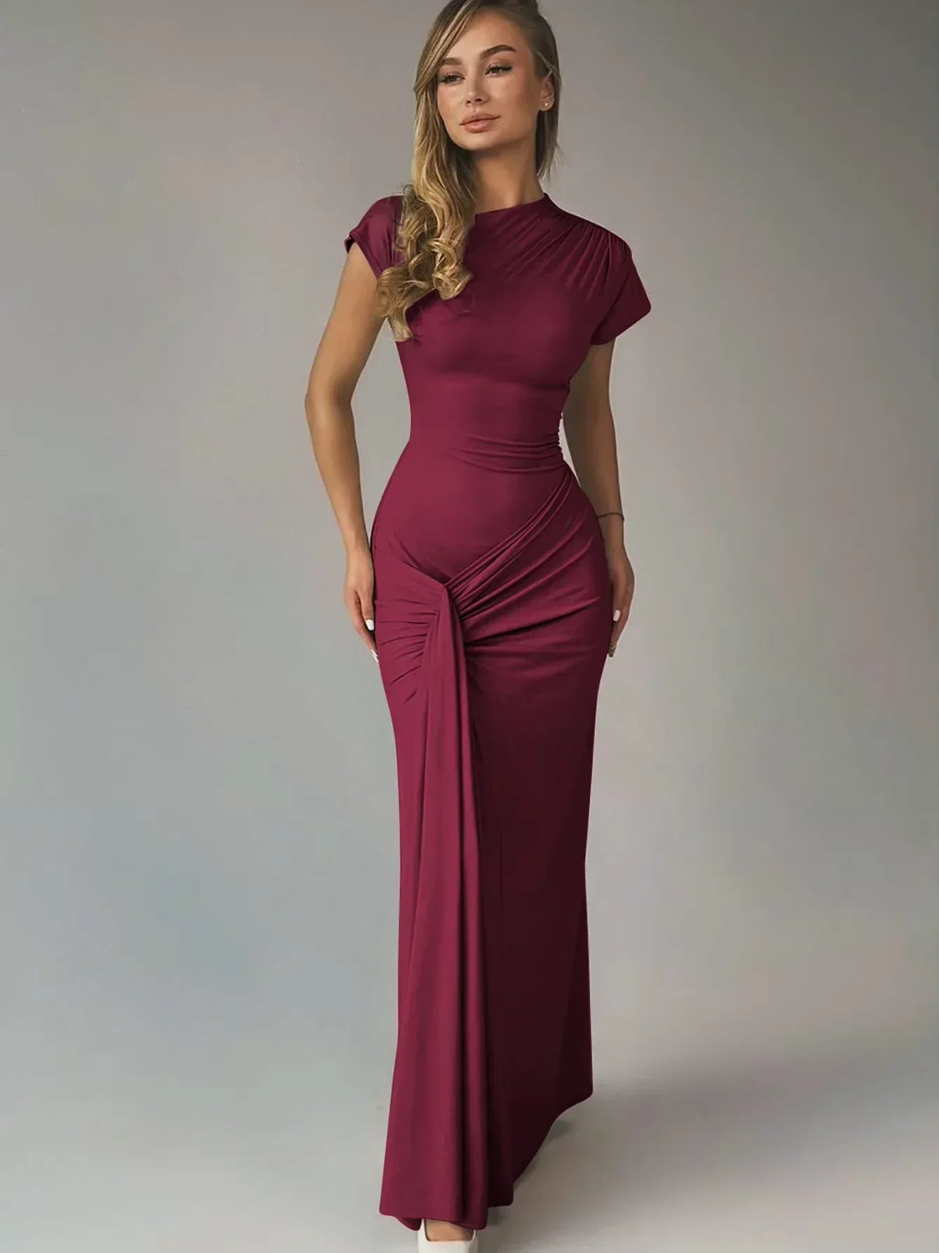 Robe longue froncée en coton avec manches courtes, taille cintrée et motif floral pour un style décontracté.