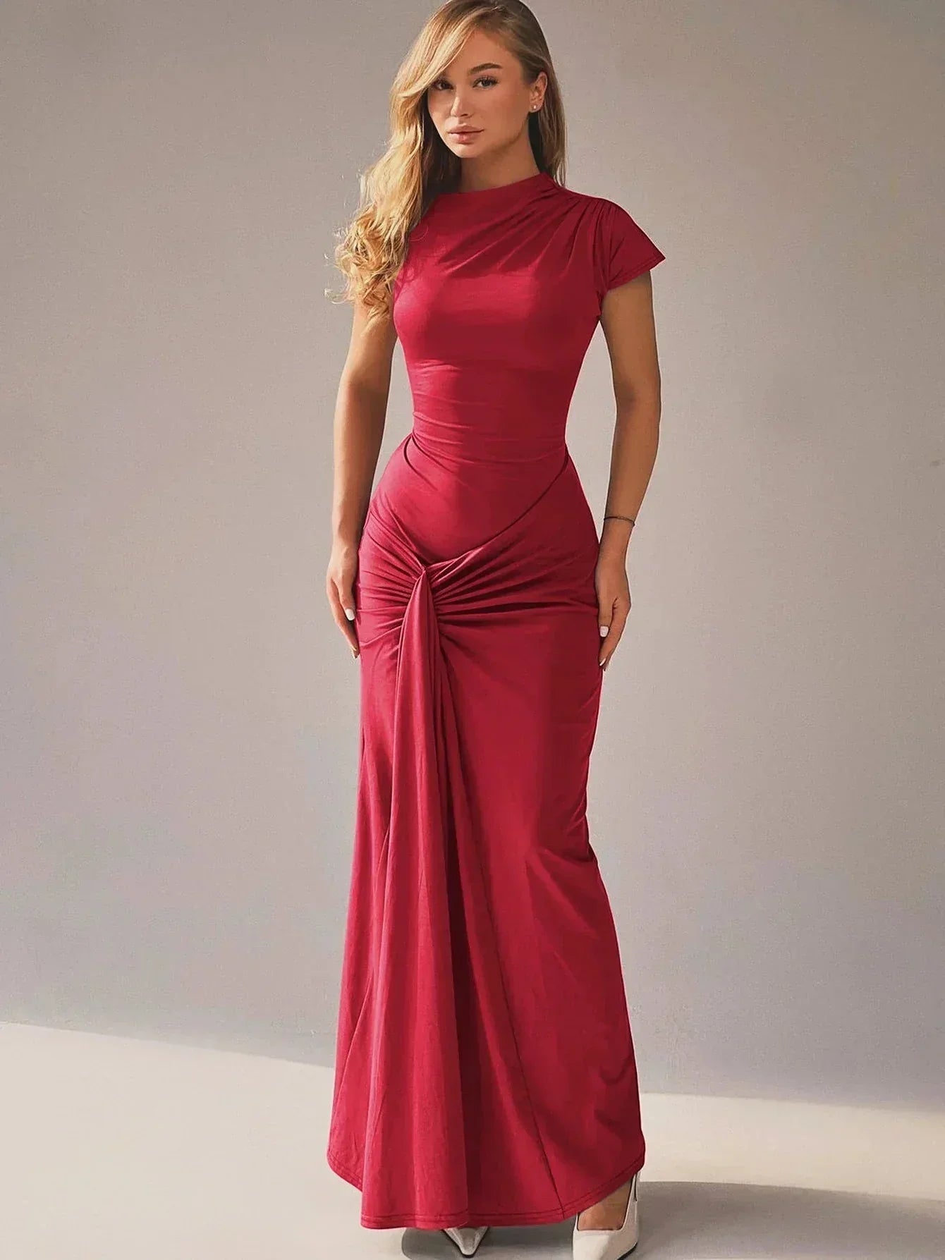 Robe longue froncée pour femmes en tissu léger, manches courtes, cintrée à la taille pour un ajustement flatteur.