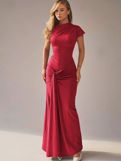 Robe longue froncée pour femmes en tissu léger, manches courtes, cintrée à la taille pour un ajustement flatteur.