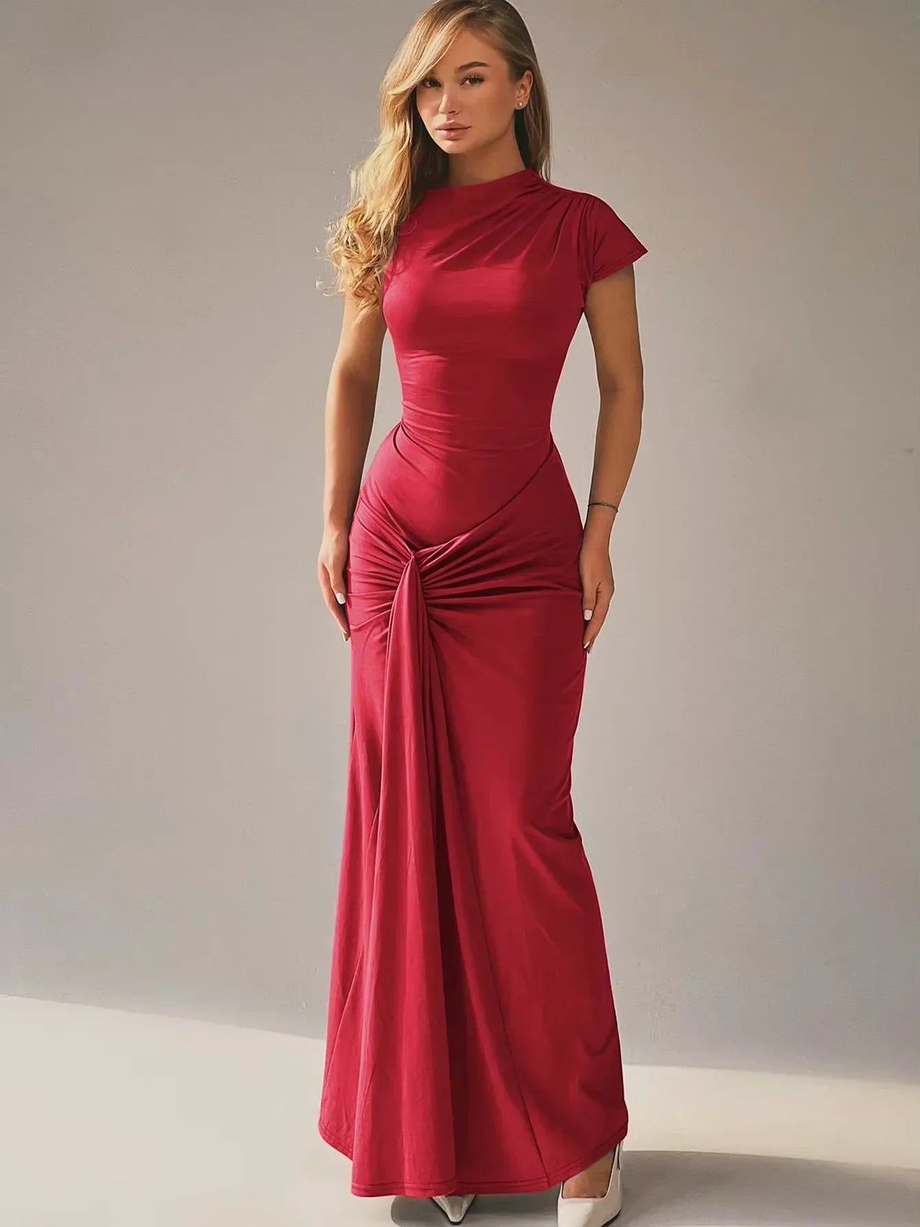 Robe longue froncée en coton avec manches courtes, cintrée à la taille pour un ajustement confortable et élégant.