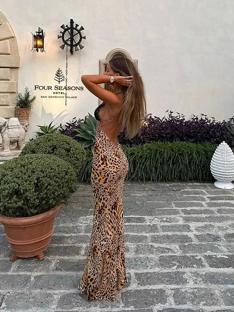 Robe longue sans manches en tissu doux, imprimé léopard, avec un col plongeant, idéale pour les soirées élégantes.