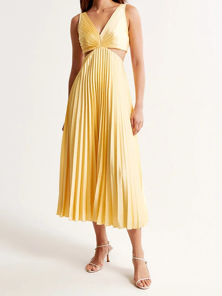 Robe longue jaune plissée avec col plongeant et découpes, idéale pour les soirées estivales. Matière légère et fluide.