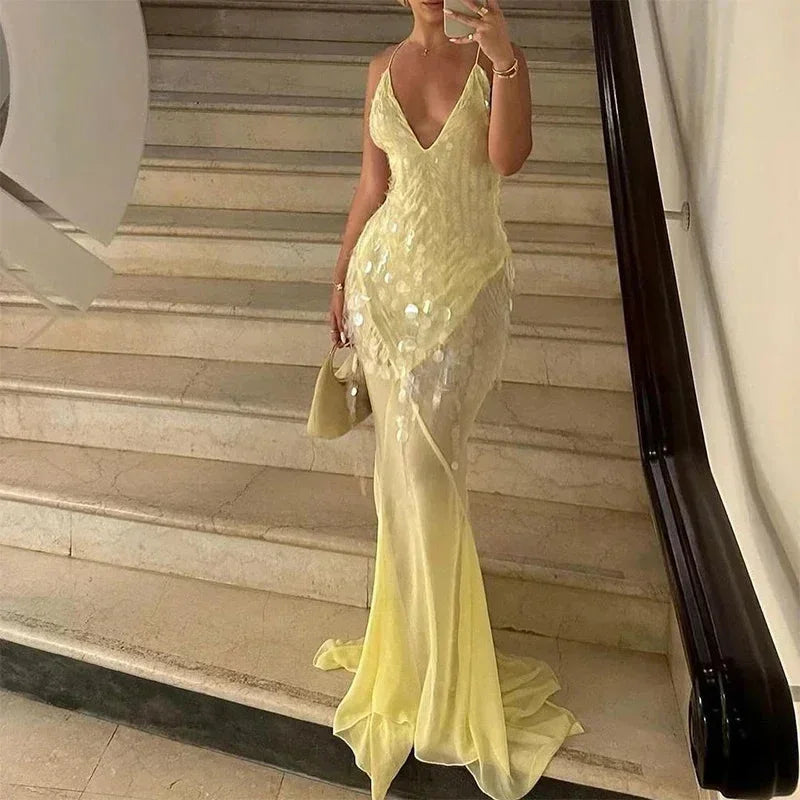 Robe longue jaune en tissu transparent avec sequins, dos nu croisé, col en V, idéale pour les soirées d'été.