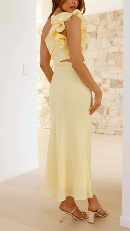 Robe longue jaune à une épaule, découpes modernes, tissu léger et fluide, idéale pour des occasions élégantes.