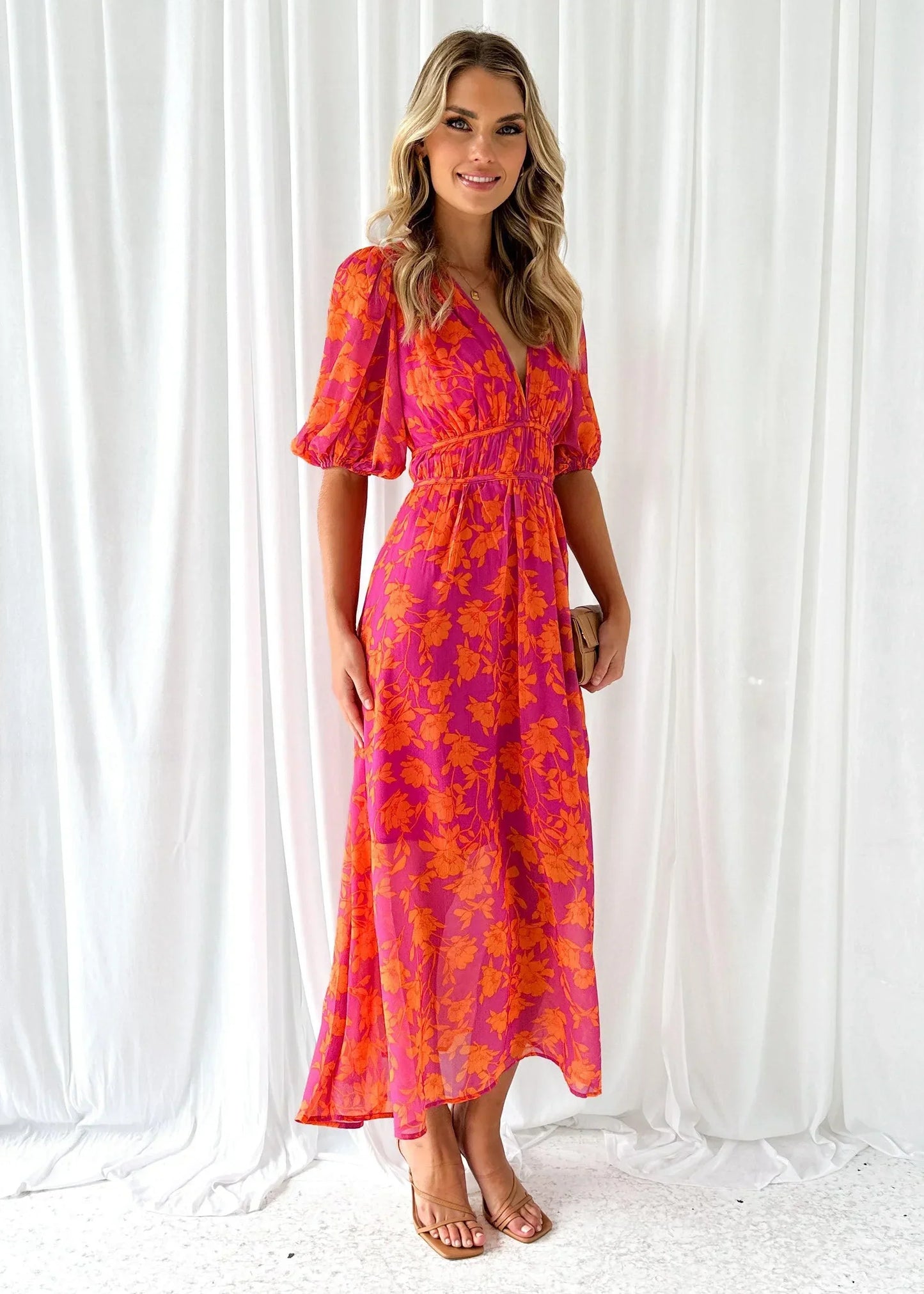 Robe longue longue florale rose vif, manches courtes, col en V, en tissu léger idéal pour l'été.