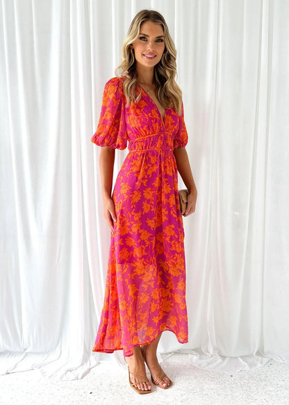 Robe longue longue florale rose vif, manches courtes, col en V, en tissu léger idéal pour l'été.