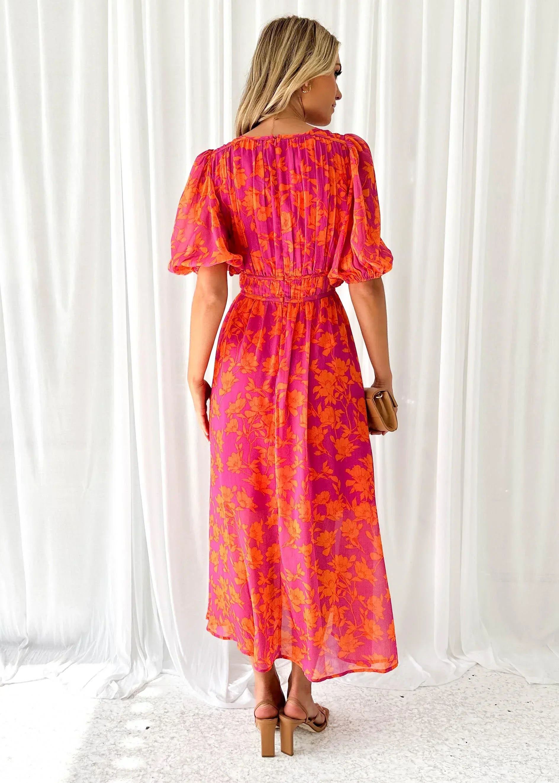 Robe longue longue florale rose vif avec manches courtes et col en V, en tissu léger idéal pour l'été.