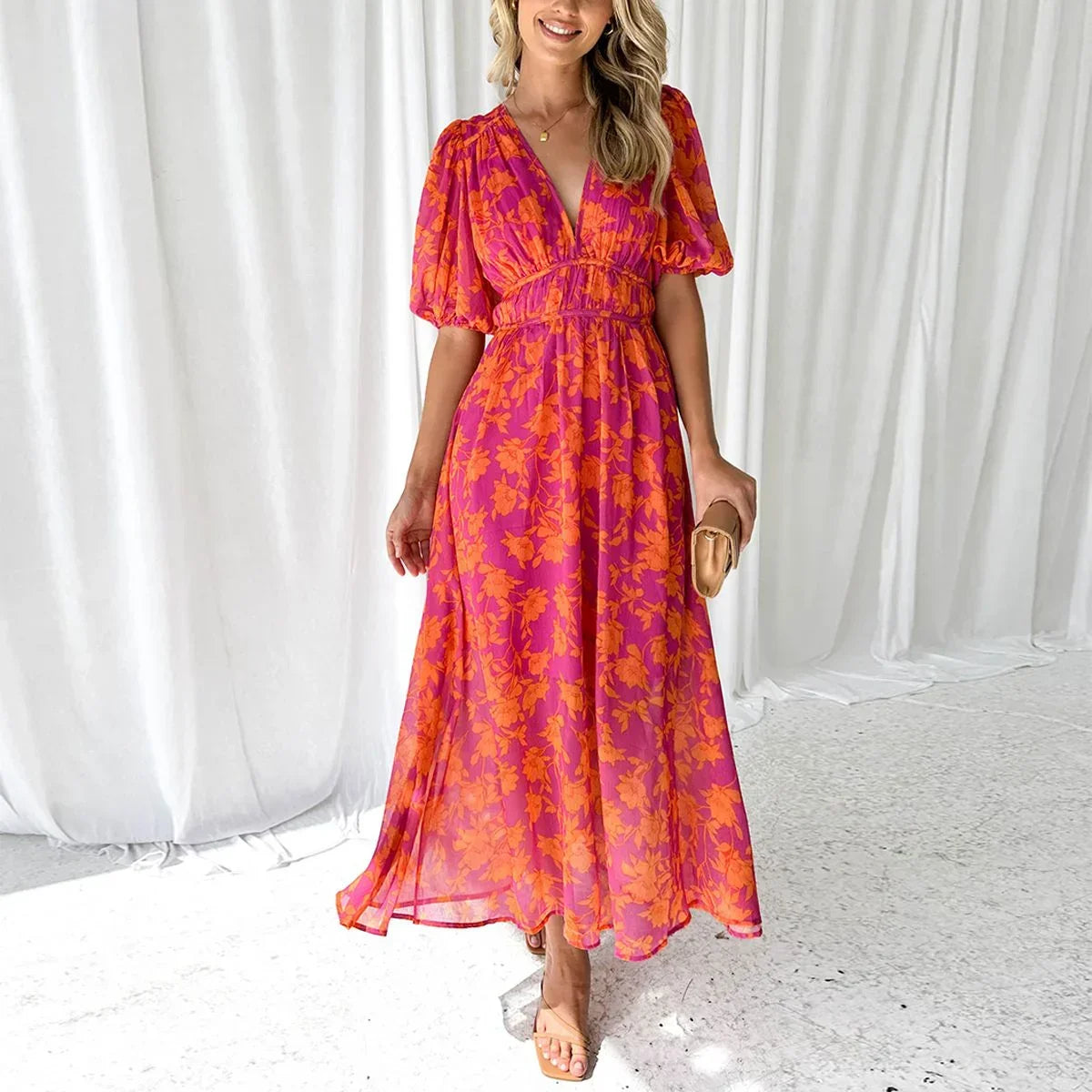 Robe longue longue florale rose vif à manches courtes, col en V, idéale pour l'été, en coton léger, design élégant et coloré.
