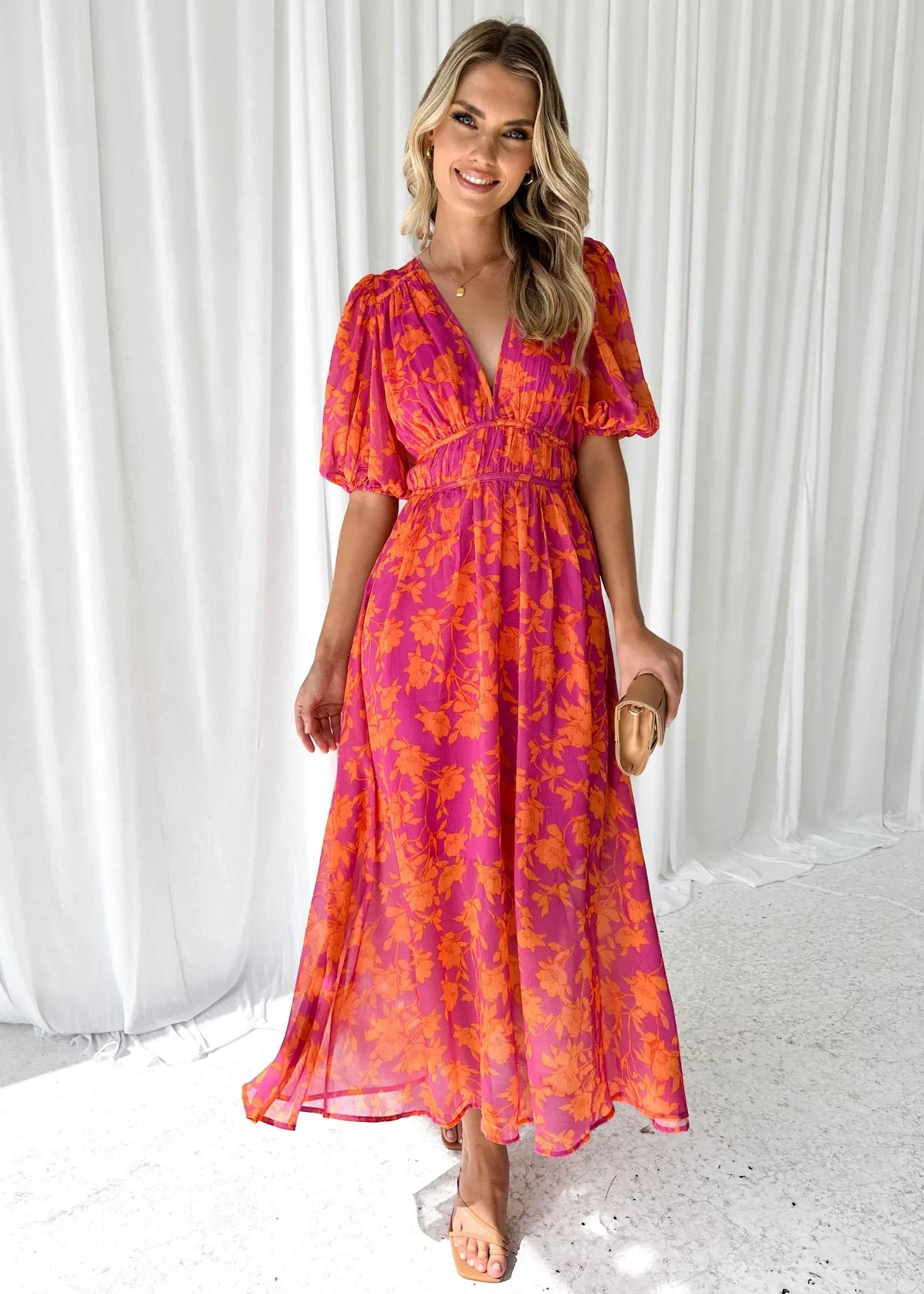 Robe longue longue à fleurs roses vives, manches courtes, col en V, en coton léger, idéale pour les journées d'été.