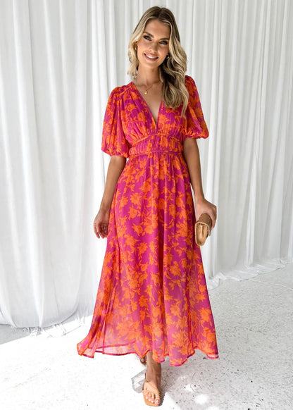 Robe longue longue à fleurs roses vives, manches courtes, col en V, en coton léger, idéale pour les journées d'été.